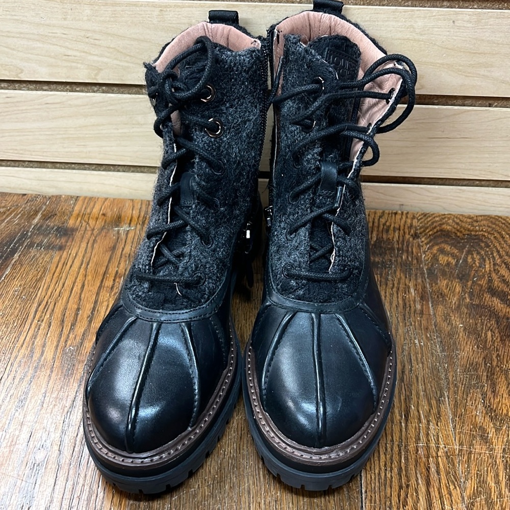 Louise etCIE black boot, like new, lace front side zip